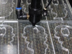 Лазерная резка для наружной рекламы: объёмные буквы, вывески, световые короба, декор фасадов