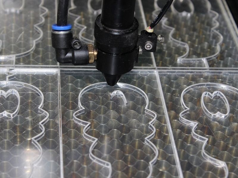 Лазерная резка для наружной рекламы: объёмные буквы, вывески, световые короба, декор фасадов