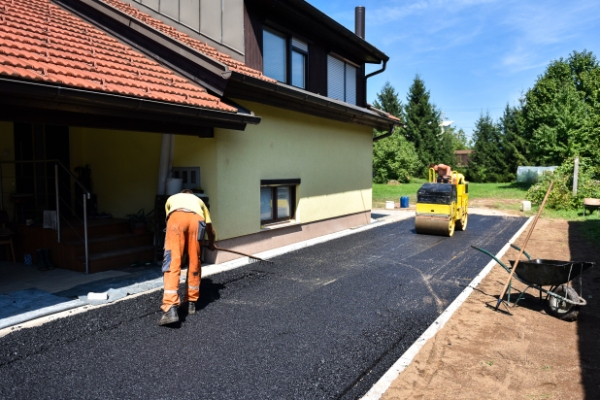 Что лучше во дворе дома бетон, асфальт или тротуарная плитка?